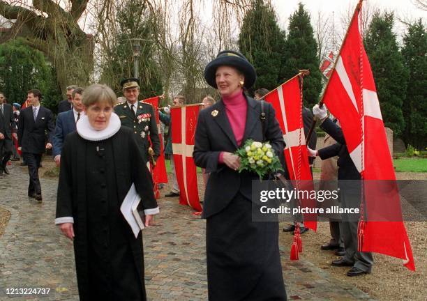 Die dänische Königin Margrethe II. Und Prinz Henrik gehen mit Pastorin Marlys Uhrenholt und Prinz Joachim am 9.4.1998 zur Kirche, um an dem...