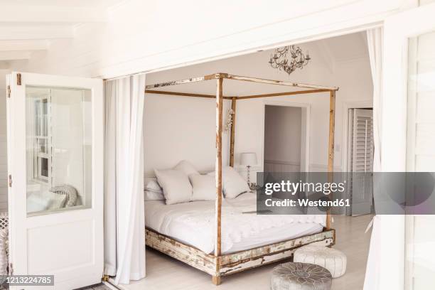 shabby chic bedroom, canopy bed - shabby chic stockfoto's en -beelden