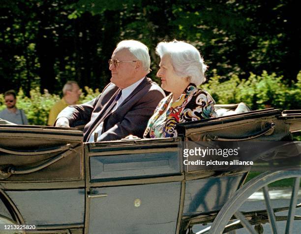 Bundespräsident Roman Herzog und seine Frau Christiane treffen am 9.8.1998 mit einer Kutsche vor dem Schloß auf der oberbayerischen Insel...