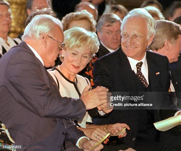 Bundespräsident Roman Herzog begrüßt am 9.8.1998 im Festsaal des Schlosses auf der Insel Herrenchiemsee den bayerischen Ministerpräsidenten Edmund...