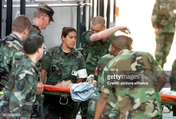 Soldaten befördern am 9.8.1998 einen Schwerverletzten in das US-Hospital Landstuhl in Rheinland-Pfalz. Eine amerikanische «Starlifter»-...