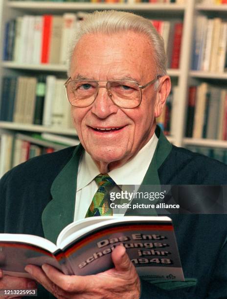 Der frühere Präsident des Bayerischen Landtags Franz Heubl am 4.8.1998 in seinem Münchner Arbeitszimmer. Er ist nach eigenen Angaben der letzte noch...