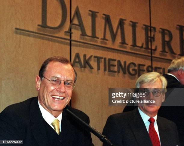 Der Vorstandsvorsitzende der Daimler-Benz AG, Jürgen Schrempp , und Finanzchef Manfred Gentz am 8.4.1998 auf der Bilanzpressekonferenz des...