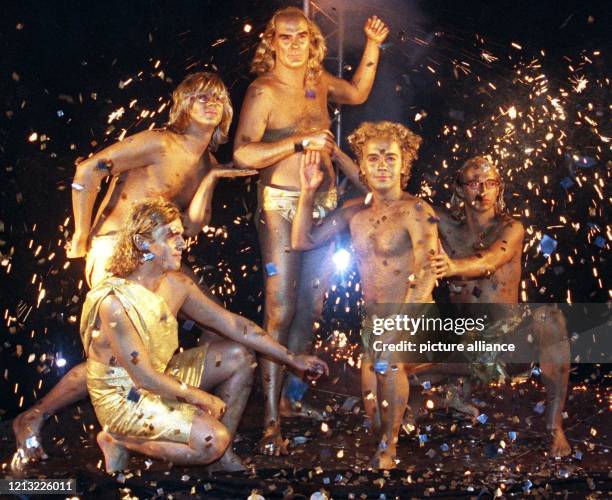 Ganz mit goldener Farbe bemalt erscheinen Guildo Horn und seine Band "Die Orthopädischen Strümpfe" am 4.8.1998 in Köln in einem Feuerwerk auf der...