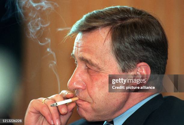 Eine Zigarette läßt sich der nordrhein-westfälische Wirtschaftsminister Wolfgang Clement bei einer Pressekonferenz am 27.1.1998 in Düsseldorf...