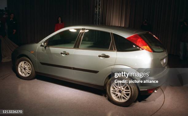 Nur für wenige Augenblicke ist der neue Focus von Ford in Köln am 2.4.1998 während der Bilanzpressekonferenz der Ford-Werke AG zu sehen. Er wurde...