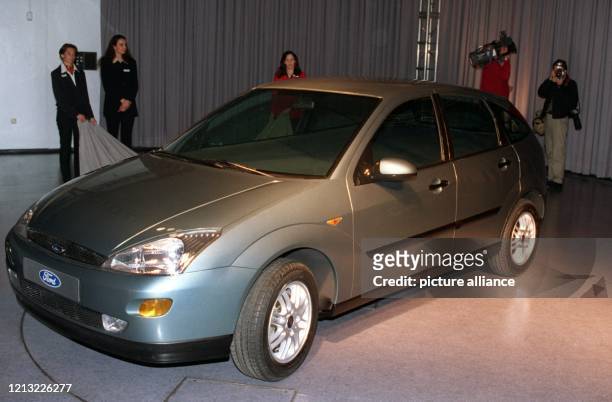 Nur für wenige Augenblicke ist der neue Focus von Ford in Köln am 2.4.1998 während der Bilanzpressekonferenz der Ford-Werke AG zu sehen. Er wurde...