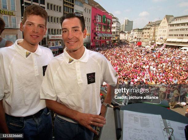 Die Radprofis Jan Ullrich und Erik Zabel stehen am 3.8.1998 auf dem Balkon des Bonner Rathauses. Mit einem Empfang bei der Deutschen Telekom und der...