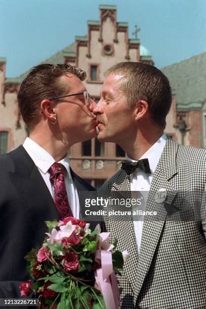 Festlich gekleidet und mit einem lila Blumenstrauß erschienen Stefan Fritz und Hans-Peter Hoogen am 19. August 1992 vor dem Standesamt auf dem...