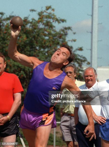 Der niedersächsische Ministerpräsident Gerhard Schröder macht am 9.8.1991 in Peine das Deutsche Sportabzeichen, hier beim Kugelstoßen. Gerhard...