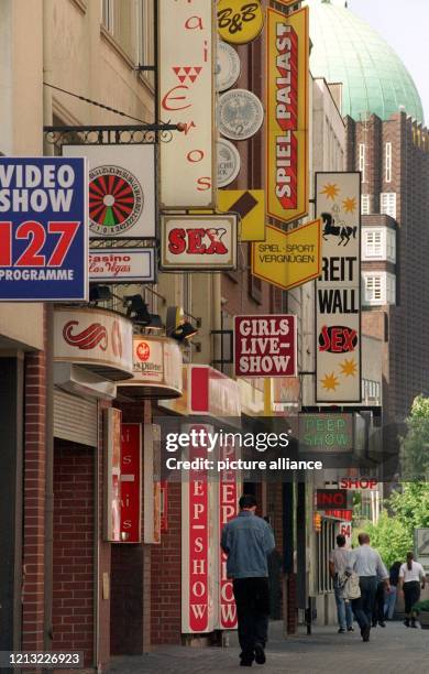 Sexshops und Barbetriebe reihen sich im "Rotlichtviertel" von Hannover eng aneinander . Gewisse Geschäftsleute wollen das Expo-Motto...