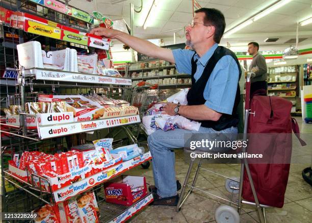 Bernd Heyland präsentiert am 22.7.1998 in einem Supermarkt in Frankfurt-Bornheim einen Einkaufsroller mit Klappsitz, der zum Sortiment seines...