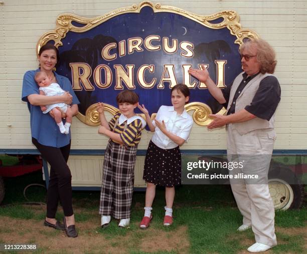 Eine artische Familie hat Nachwuchs bekommen: Roncalli-Chef Bernhard Paul mit Sohn Adrian , Tochter Vivian und seiner Frau Eliane , die das zwei...