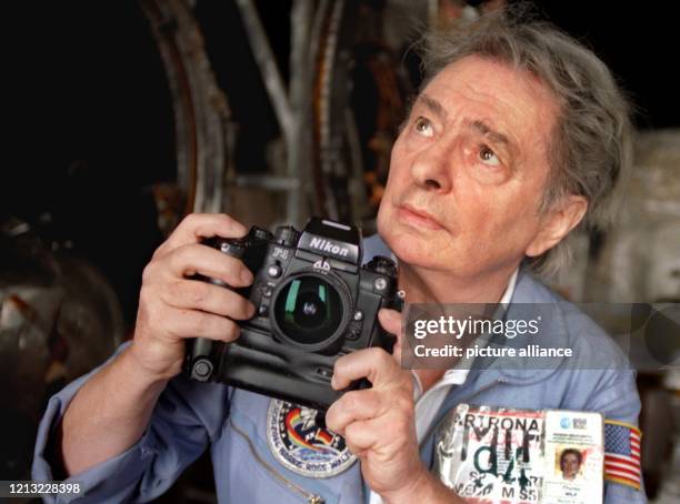 Der Düsseldorfer Werbefotograf Charles Wilp, wie man ihn kennt: Mit einer Kamera in der Hand steht er am 23.7.1998 in seinem Atelier in Düsseldorf....