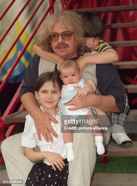 Roncalli-Chef Bernhard Paul drückt am 27.7.1998 in Düsseldorf seinen Sohn Adrian , Tochter Vivian und das zwei Monate alte Töchterchen Lilly an sich....
