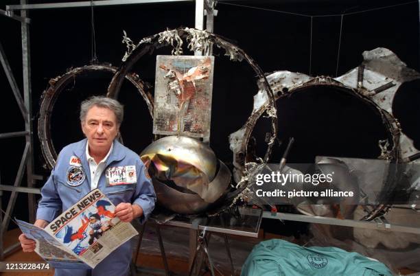 Der Düsseldorfer Künstler und Werbefotograf Charles Wilp stellt am 23.7.1998 in seinem Atelier in Düsseldorf eine von ihm geschaffene Skulptur aus...