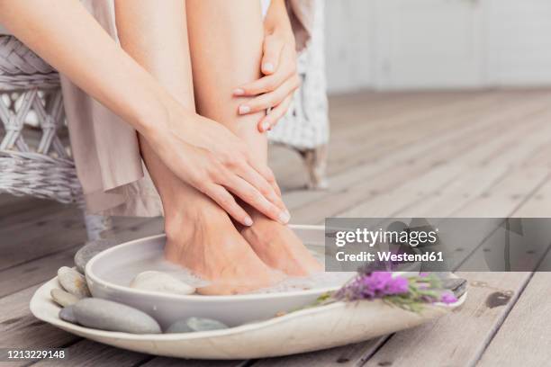 close-up of woman having a footbath - lava pés imagens e fotografias de stock