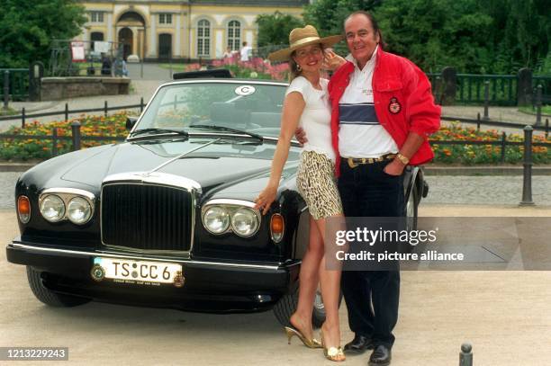 Consul Hans-Hermann Weyer und seine Frau Christina hoffen auf Sonne und eröffneten die Cabrio-Saison für ihren Bentley am 23.7.1998 mit einer...