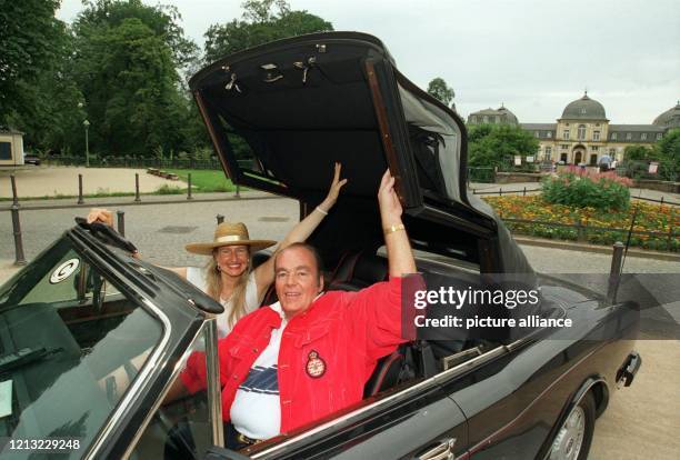 Consul Hans-Hermann Weyer und seine Frau Christina hoffen auf Sonne und eröffneten die Cabrio-Saison für ihren Bentley am 23.7.1998 mit einer...