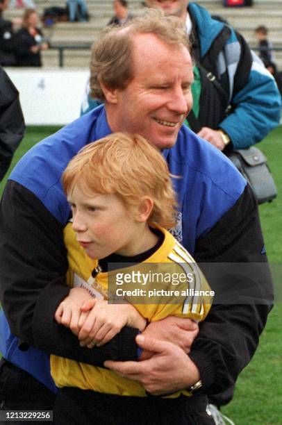 Fußball-Bundestrainer Berti Vogts hält seinen Sohn Justin am 28.3.1998 während eines Fußball-Trainingslagers für Jugendliche im niedersächsischen...