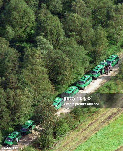 Polizeifahrzeuge stehen am 21.7.1998 am Fundort der Leiche von Ulrike Everts in einem Waldstück vom Ipwegermoor bei Oldenburg. Das Mädchen aus...