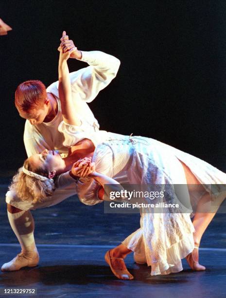 Das erfolgreiche Chicagoer Tanz-Ensemble Hubbard Street Dance probt am 15.7.1998 für seinen Auftritt im Rahmen des Sommerfestivals in Köln. Bis zum...