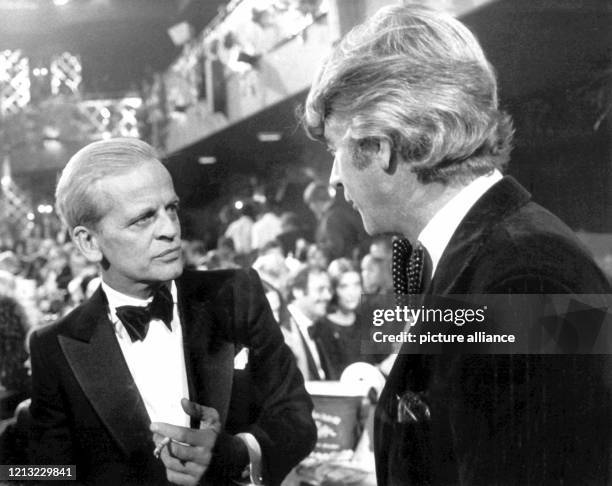 Der deutsche Schauspieler Klaus Kinski im Gespräch mit dem niederländischen Showmaster Rudi Carrell, aufgenommen während des Deutschen Filmballs in...