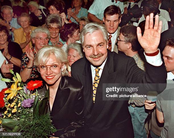 Der neue Oberbürgermeister von Karlsruhe, Heinz Fenrich , freut sich mit seiner Frau Gabi über das Wahlergebnis der Oberbürgermeisterwahl am...