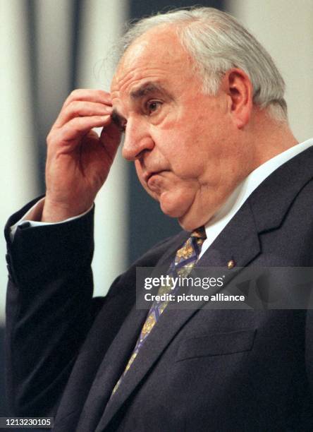 Bundeskanzler Helmut Kohl greift sich am 25. April 1998 während seiner Rede an die Delegierten des CDU-Landesparteitages in Neuss mit der rechten...