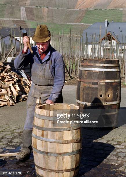 Der Küfer Josef Breit, hier bei der Herstellung eines Holzfasses in seinem Betrieb in Piesport an der Mosel, ist derzeit ein gefragter Mann,...