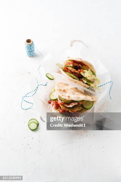 studio shot offalafelveggie burger with pita bread - faláfel fotografías e imágenes de stock
