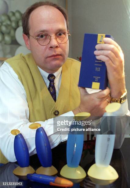 Der Geschäftsmann Friedhelm Brandhorst führt am 15.7.1998 in seinem Haus in Löningen seine neue Parfüm-Produktlinie unter dem Namen "Claudia...