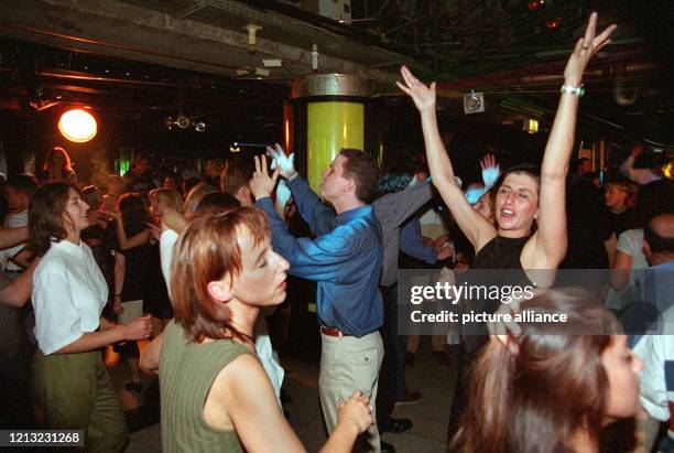 Junge Menschen beim Tanz in der Flughafen-Disco "Dorian Gray" am 12.7.1998 in Frankfurt/M. Mal dröhnt hier Techno-Musik mit 120 "beats" pro Minute,...