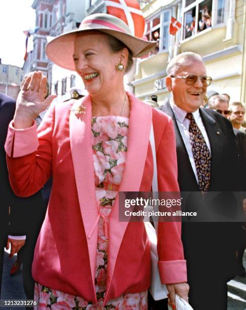 Königin Margrethe II. Von Dänemark winkt am 20.7.1998 bei einem Gang durch die Flensburger Innenstadt zusammen mit Bundespräsident Roman Herzog...