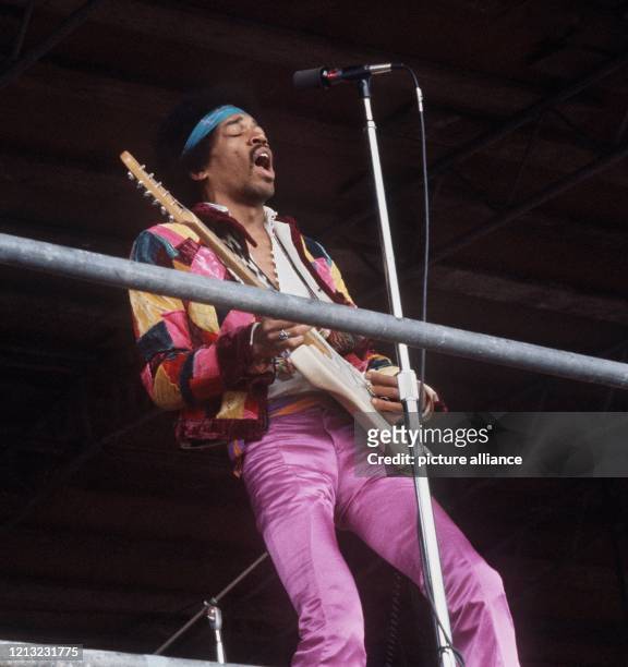 Jimi Hendrix, amerikanische Rocksänger, bei einem Auftritt auf der Ostsee-Insel Fehmarn im Jahr 1970. Der berühmte Gitarrist, der in den letzten...