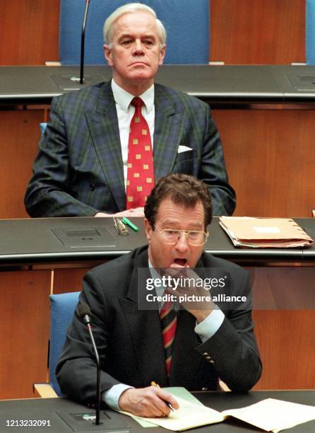 Bundesaußenminister Klaus Kinkel und Bundesinnenminister Manfred Kanther verfolgen am 27. März 1998 von der Regierungsbank aus im Bonner Bundestag...