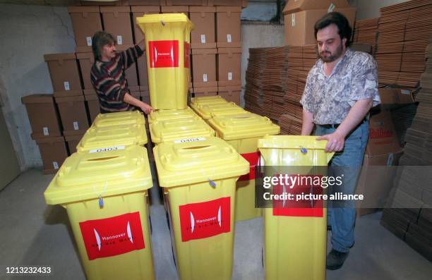 Wahlurnen werden am 27. Februar 1998 in Niedersachsen zur Stimmabgabe für ein neues Landtagsparlament von den Lagerplätzen zu den Wahllokalen...