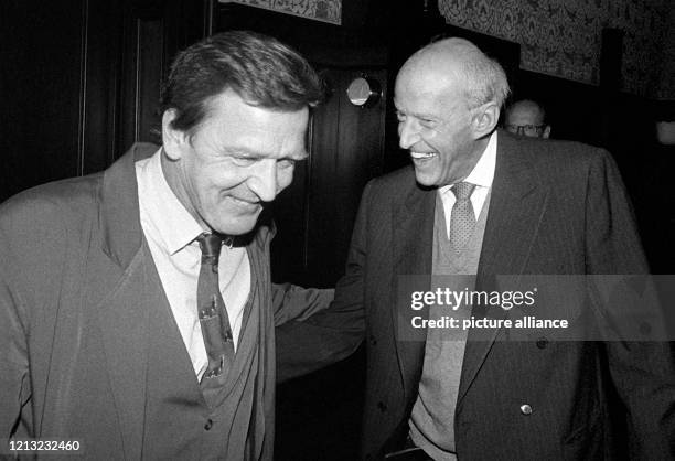 Der italienische Industrielle Leopoldo Pirelli und der niedersächsische Ministerpräsident Gerhard Schröder vor ihren Gesprächen am 19. September 1990...