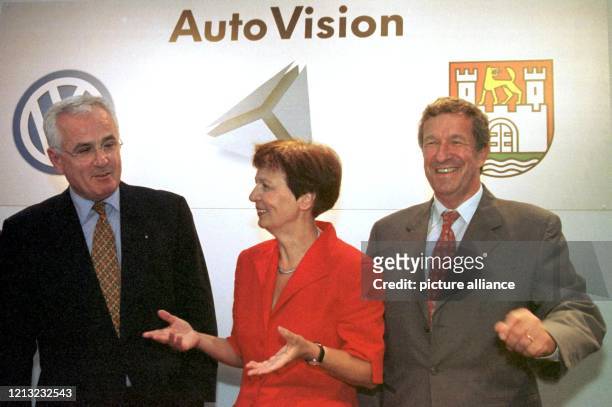 Der Personalvorstand der Volkswagen AG, Peter Hartz, Oberbürgermeisterin Ingrid Eckel und Oberstadtdirektor Rolf Schnellecke stellen am 10.7.1998 auf...