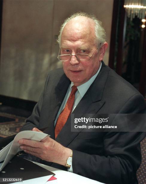 Bundesbankpräsident Hans Tietmeyer am 9.7.1998 vor Beginn der jährlichen Auswärtssitzung des Zentralbankrats der Deutschen Bundesbank in Stuttgart....