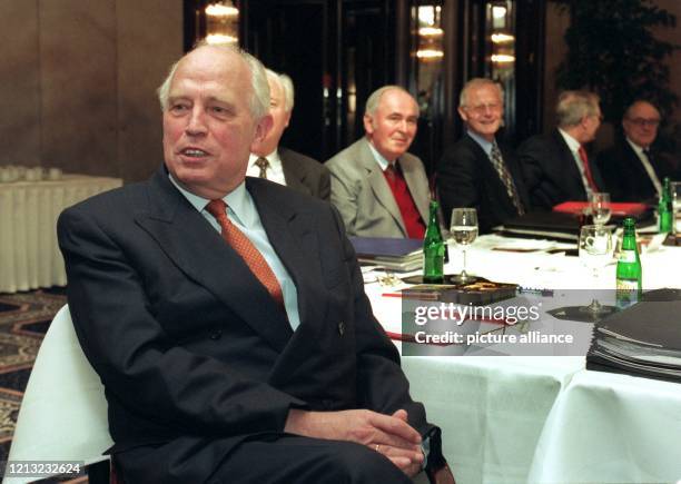 Bundesbankpräsident Hans Tietmeyer am 9.7.1998 vor Beginn der jährlichen Auswärtssitzung des Zentralbankrats der Deutschen Bundesbank in Stuttgart....