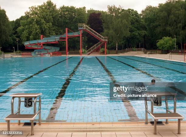 Viel Platz hat die einsame Schwimmerin bei Beginn der Sommerferien am 9.7.1998 im Freibad Berlin-Humboldthain. Trotz des leicht erwärmten Wassers...