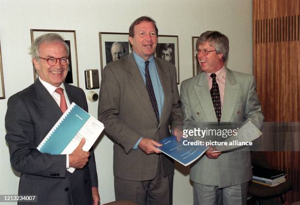 Bundeswirtschaftsminister Günter Rexrodt stellt am 7.7.1998 im Wirtschaftsministerium in Bonn eine im Auftrag seines Ministeriums erarbeitete Studie...