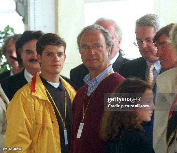 Carl XVI. Gustaf, König von Schweden , und sein Sohn Prinz Carl Philip sind am 5.7.1998 als Zuschauer bei der Deutschen...