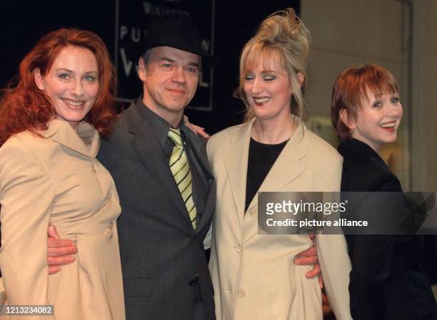 Die Schauspieler Andrea Sawatzki, Jürgen Heinrich, die Sängerin Veronika Fischer und Schauspielerin Jenny Gröllmann stehen am 26.2.1998 nicht etwa...