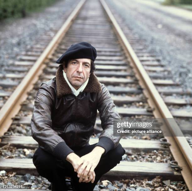 Der kanadische Sänger Leonard Cohen posiert sitzen auf einer Schienenschwelle, aufgenommen am anlässlich eines Konzertes in Frankfurt am Main. Foto:...