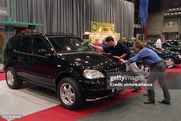 Ein in den USA gebauter Geländewagen der neuen Mercedes-Benz-M-Klasse wird am 19.2.1998 auf seinen Ausstellungplatz in der Oldenburger...