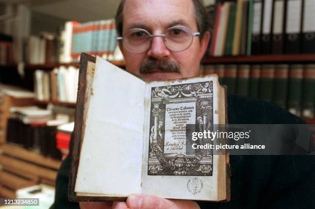 Eberhard Zwink von der Württembergischen Landesbibliothek zeigt am 27.Nov. 1996 die wohl einzige vollständige Erstausgabe der noch heute maßgebenden...