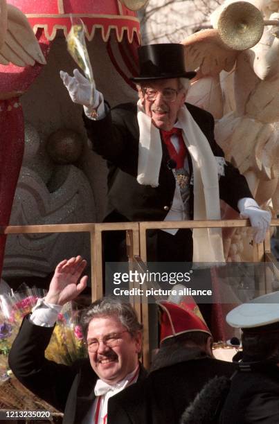 Der 89 Jahre alte Volksschauspieler Willy Millowitsch nimmt als vielumjubelter Ehrengast am Kölner Rosenmontagszug teil. Unten sein Sohn, der...