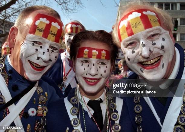 Mit dem Kölner Stadtwappen im Gesicht nehmen drei Köbisse am Rosenmontagszug in Köln teil. Rund 1,5 Millionen Menschen säumten den Zugweg quer durch...